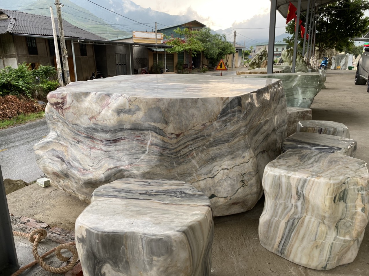bộ bàn ghế đá vân đa sắc ở hải phòng
