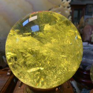 Quả cầu đá phong thủy thạch anh vàng