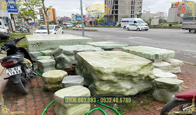 Bàn ghế đá tự nhiên
